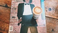 Tidak hanya sepeda saja, disini Anda bisa menikmati secangkir kopi dengan alunan musik klasik dari piringan hitam yang terdapat di sudut kafe. Foto: Istimewa