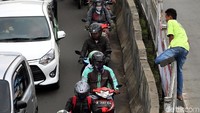 Mereka tak mau berputar dan memilih untuk memanjat.