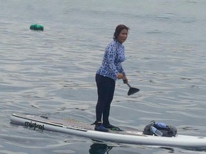 Tak Hanya Melihat, Menteri Susi Turut Berenang Bersama Hiu Tutul