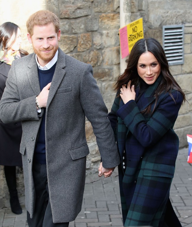 Jalan berdua sambil bergandengan tangan, Pangeran Harry dan Meghan Markle memamerkan kemesraannya. Foto: Getty Images