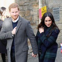 Jalan berdua sambil bergandengan tangan, Pangeran Harry dan Meghan Markle memamerkan kemesraannya. Foto: Getty Images
