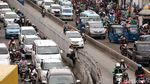 Aksi Nekat Penyeberang Naik Pagar Tinggi di Jatinegara