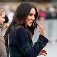 Melengkapi gayanya, tas selempang berwarna senada dari label lokal Strathberry senilai 395 poundsterling atau Rp 7,5 juta. Foto: Getty Images