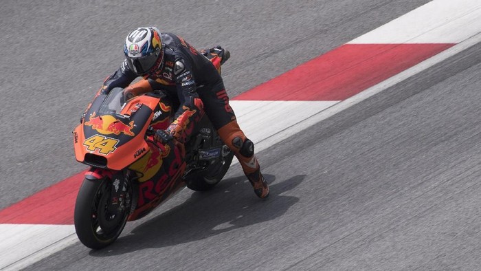KUALA LUMPUR, MALAYSIA - JANUARY 29:  Pol Espargaro of Spain and Red Bull KTM Factory Racing heads down a straight during the MotoGP Tests In Sepang at Sepang Circuit on January 29, 2018 in Kuala Lumpur, Malaysia. (Photo by Mirco Lazzari gp/Getty Images)