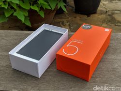 Unboxing Redmi 5, Ponsel Layar Penuh Rp 1,7 Juta