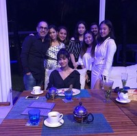 Ini momen sewaktu Kareena merayakan ulang tahunnya yang ke-17. Bunga Zainal dan sang suami, Sukhdev Singh, terlihat ikut berbagi kebahagiaan dengannya. Foto: Instagram