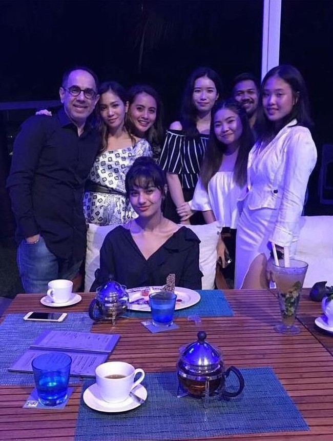 Ini momen sewaktu Kareena merayakan ulang tahunnya yang ke-17. Bunga Zainal dan sang suami, Sukhdev Singh, terlihat ikut berbagi kebahagiaan dengannya. Foto: Instagram