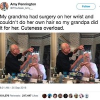 Saling membantu adalah salah satu bentuk cinta dan romantisme. Ketika sang nenek tidak bisa merias rambut karena baru operasi pergelangan tangan, kakek dengan senang hati membantunya. Foto: Twitter