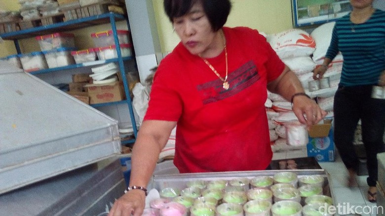 Melihat Produksi Kue Keranjang Banjir Pesanan Jelang Imlek di Kudus Melihat Produksi Kue Keranjang Banjir Pesanan Jelang Imlek di Kudus
