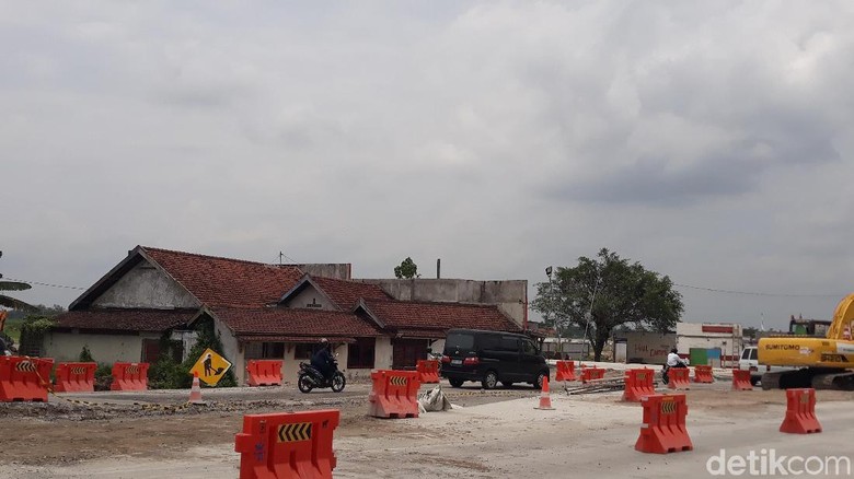 Belum Diganti Rugi, Ruko Ini Hadang Akses Gerbang Tol Madiun Belum Diganti Rugi, Ruko Ini Hadang Akses Gerbang Tol Madiun