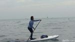 Menteri Susi Renang dan Naik Paddle Board Pantau Hiu di Probolinggo