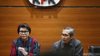 Alexander Marwata menyebut Fayakhun diduga menerima fee sebesar 1 persen dari anggaran Rp 1 triliun. Selain itu, dia juga diduga menerima USD 300 ribu.