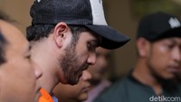 Berbeda dengan Ello atau Tora yang memakai masker, Fachri yang ditangkap pada Hari Valentine kemarin juga tak mengenakan penutup wajah. Aktor yang terjerat tiga jenis barbuk narkoba itu hanya menggunakan topi tracker. Foto: Hanif Hawari