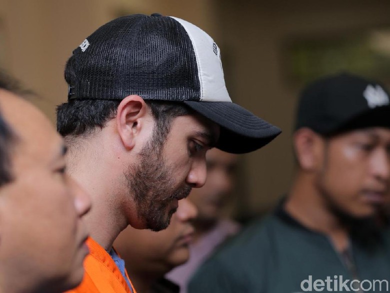 Jempol Sip Fachri Albar saat Tiba di Kejari Jaksel Jempol Sip Fachri Albar saat Tiba di Kejari Jaksel