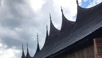Jokowi mengaku kagum dengan Kampung Adat Saribu Rumah Gadang. Saya ingat betul waktu dari Kerinci lewat ke perkampungan Solok Selatan, saya kagum akan tradisi rumah adat yang sangat cantik dan sangat indah sekali, tutur Jokowi di Padang, pekan lalu. Pool/Kementerian PUPR.