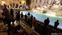 Banyak wisatawan yang berfoto di depan Air Mancur Trevi. Bisa dibilang belum sah ke Roma kalau belum foto di air mancur ini. (Ardhi/detikTravel)