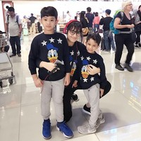 Kareena terlihat sangat sayang kepada kedua anak Bunga, Karan dan Neel. Bahkan mereka punya baju kembar. Foto: Instagram