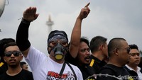 Massa pendemo terus menyerukan tuntutannya.