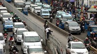 Setelah berhasil memanjat pagar, mereka juga harus menyeberangi jalan yang ramai kendaraan.