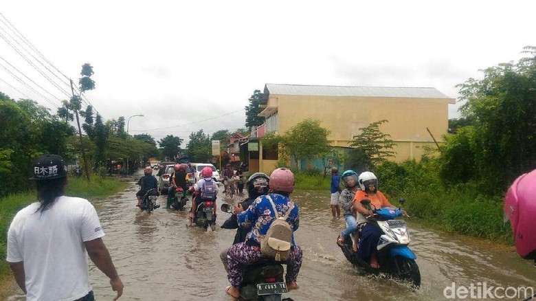 Jalan Tanjungkarang Tergenang Banjir, Akses Kudus-Grobogan Terhambat Jalan Tanjungkarang Tergenang Banjir, Akses Kudus-Grobogan Terhambat