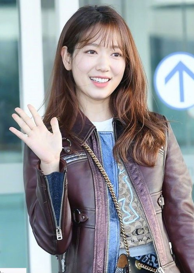 Sebelum berangkat ke New York City, di bandara Incheon. Pakai jaket kulit dan rok bermotif grafis, Park Shin Hye yang tanpa makeup tetap terlihat cantik dengan kulit sehatnya. Foto: istimewa