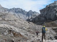 Suku Moni yang jadi porter dan mengantar pendaki ke Puncak Carstensz