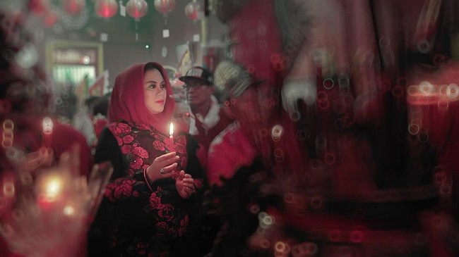 Memakai busana merah saat perayaan hari Imlek, Bupati Karawang ini kembali tampil modis dengan atasan motif bunga berwarna merah dan hijab berwarna senada Foto: Instagram