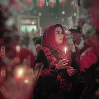 Memakai busana merah saat perayaan hari Imlek, Bupati Karawang ini kembali tampil modis dengan atasan motif bunga berwarna merah dan hijab berwarna senada Foto: Instagram