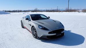 Menguji Mobil Aston Martin di Es
