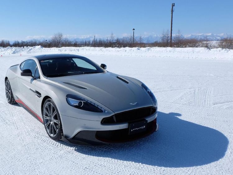 Menguji Mobil Aston Martin di Es