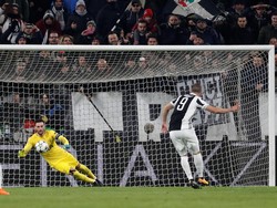 Juventus malah menggandakan keunggulannya di menit ke-9, lewat penalti Higuain. Penalti diberikan wasit Felix Brych setelah melihat Ben Davies melanggar Federico Bernardeschi. (Foto: Paul Childs/Action Images via Reuters)