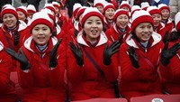 Pakaian mereka juga selalu kompak, mulai dari ujung kepala hingga ujung kaki dan bernuansa merah