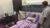 Dedi lalu memberikan foto Fuad Amin yang terbaring di RS. Iya, itu foto tadi. Silakan cek sendiri ke sana. Dia ada di ruangan paviliun ruang enam, kata Dedi saat ditanya kepastian waktu foto. (Dokumen Kalapas Sukamiskin)