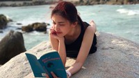 Kartika Dewi suka baca juga guys. Ayo, siapa yang mau kasih hadiah buku buat Kartika? Foto: Instagram Kartika Dewi