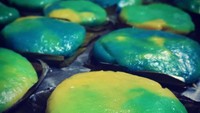 Nian gao unggahan akun @yokini_hikikomori ini dicampur perwarna makanan warna biru dan kuning. Sehingga ada warna biru, kuning, dan hijau. Foto: Istimewa