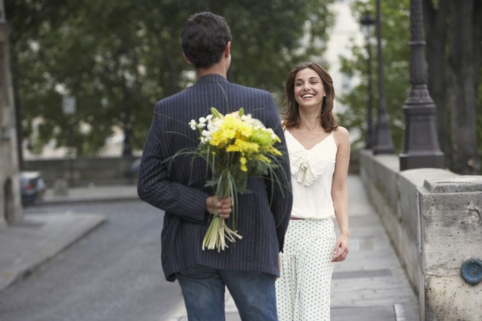 pasangan valentine romantis They are in an elegant restaurant