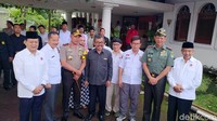 Ditemui usai acara, Sudrajat mengaku merasa terhormat dengan kedatangan Forkopimda ke tempatnya. Bukan hanya itu, Sudrajat merasa senang lantaran selama obrolan berlangsung tadi Kapolda Jabar dan Pangdam III Siliwangi siap menjamin netralitas dan keamanan selama Pilgub Jabar berlangsung.