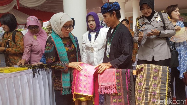 Mufidah Kalla Nilai Tenun Baduy Bisa Jadi Produk Fashion Unggulan Mufidah Kalla Nilai Tenun Baduy Bisa Jadi Produk Fashion Unggulan