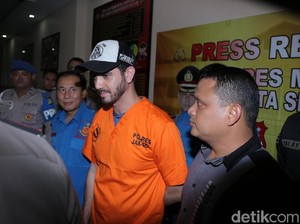 Seperti Tora, Fachri Albar Pakai Dumolid atas Saran Dokter Keluarga