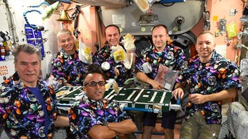 Para astronot saat akan makan malam merayakan hari raya Thanksgiving. Foto: Instagram