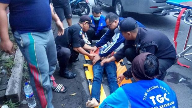 Wanita Muda Terluka Karena Jatuh Dari Motor Saat Kejar Penjambret