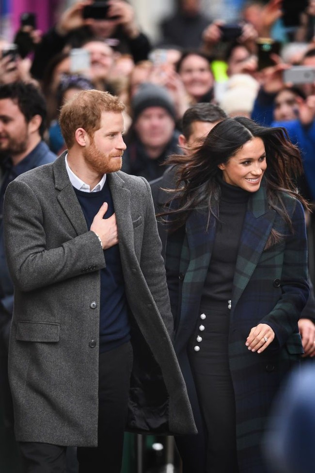 Pangeran Harry dan calon istrinya, Meghan Markle, melanjutkan kunjungan resmi mereka ke Kastil Edinburgh, Edinburg, Skotladia. Foto: Getty Images