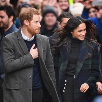 Pangeran Harry dan calon istrinya, Meghan Markle, melanjutkan kunjungan resmi mereka ke Kastil Edinburgh, Edinburg, Skotladia. Foto: Getty Images