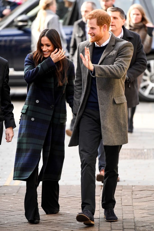 Di kunjungan tersebut, Meghan Markle tampil stylish dalam balutan mantel kancing ganda bermotif tartan dari rumah mode Inggris Burberry. Foto: Getty Images