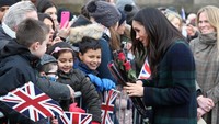 Meghan Markle juga mendapat sambutan yang sama. Dia tampak menerima bunga dari warga Edinburgh