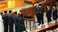 Ketua DPR melantik 3 anggota Fraksi Demokrat. Mereka adalah Sekjen PD Hinca Panjaitan, Nanang Samodra serta Yosef B Badeoda.