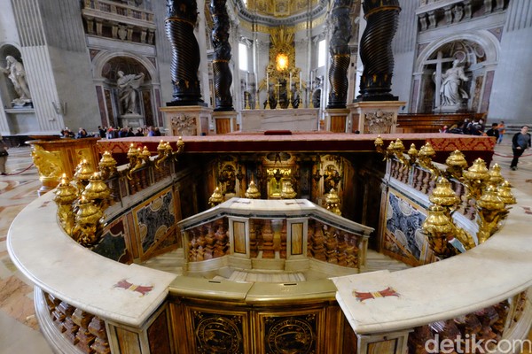 Kubah St Peters Basilica didesain oleh seniman tersohor Michelangelo, Bramante, Carlo Maderno, dan Bernini dengan gaya arsitektur Renaissance. (Ardhi Suryadhi/detikTravel) Kubah St Peters Basilica didesain oleh seniman tersohor Michelangelo, Bramante, Carlo Maderno, dan Bernini dengan gaya arsitektur Renaissance. (Ardhi Suryadhi/detikTravel)