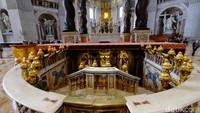 Kubah St Peters Basilica didesain oleh seniman tersohor Michelangelo, Bramante, Carlo Maderno, dan Bernini dengan gaya arsitektur Renaissance. (Ardhi Suryadhi/detikTravel)