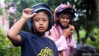 Mencintai seseorang jelas membutuhkan pengorbanan, jangankan harta dan tenaga, jiwa dan raga pun siap diberikan untuk seseorang yang kita cintai. Setidaknya itulah ungkapan Suhartini untuk anak kesayangannya Arief Dwi Ramadani yang berkebutuhan khusus.