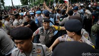 Begini penampakan aksi saling dorong antara polisi dan massa pendemo dari Aliansi Nasional Driver Online (Aliando).